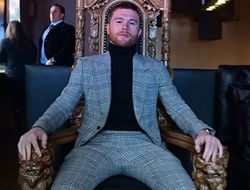 фото - Канело восседает на троне, Кроуфорд играет в пул, Тайсон поёт на телешоу — соцсети