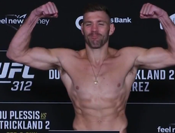 фото - Дю Плесси и Стриклэнд успешно прошли взвешивание: результаты