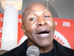 фото - «Усик скорее умрёт, чем проиграет». Украинец входит в топ-3 величайших супертяжей по версии Холифилда