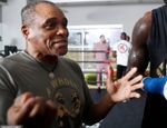 Новый тренер Уайлдера. Он начинал с Мейвезерами, сотрудничал с UFC