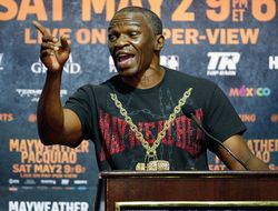 фото - Мэйуэзер будет дураком, если будет драться с Головкиным — мнение папы Флойда