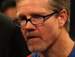 фото - Фредди Роуч намерен досмотреть перчатки Мэйуэзера