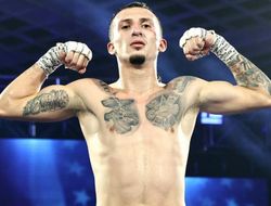 фото - Жуткий нокаут из раннего андеркарда. Автор — Хавьер Мартинес: видео