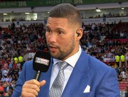 фото - Тони Беллью выбирает из трёх вариантов