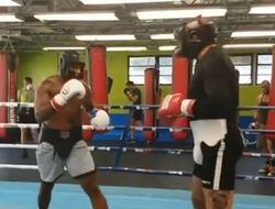 фото - Спарринг соперника Александра Усика с каким-то мужиком: так себе видео