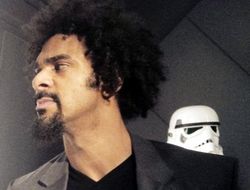 фото - Дэвид Хэй с пудовым шаром качает пресс на турнике: видео