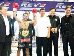 фото - Ньомтронг ронял, перебоксировал Танаку, защитил чемпионский титул