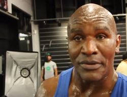 фото - Легендарный Холифилд дал совет Уайлдеру перед третьим боем с Фьюри