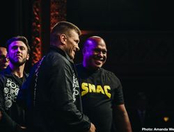 фото - Тренер — о том, почему Деревянченко лучше драться с Чарло, а не Канело