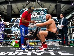 фото - Внезапно! Тренер Фьюри признался, что они не готовились к бою с Усиком