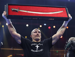 фото - Стало известно, что за саблю показал Усик после победы в реванше с Фьюри