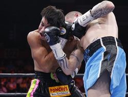 фото - Омар Фигероа в яркой битве победил Рикки Бёрнза