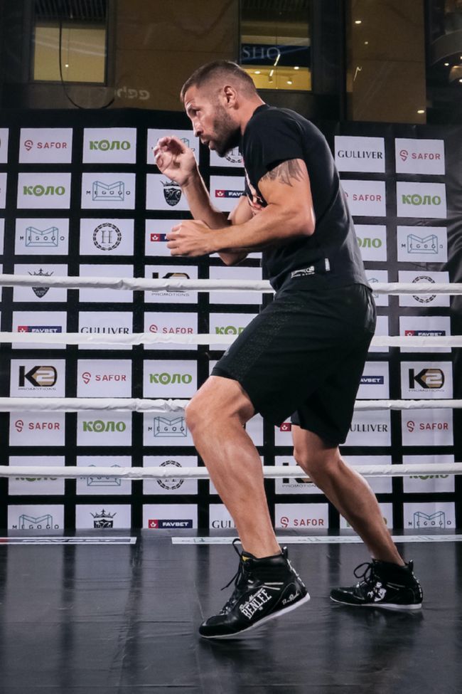 фото - Денис Беринчик и Виорел Симион провели открытую тренировку перед боем: фото