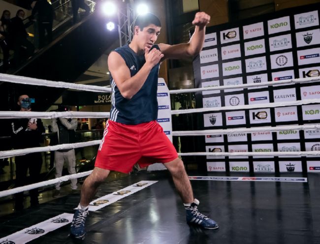 фото - Денис Беринчик и Виорел Симион провели открытую тренировку перед боем: фото