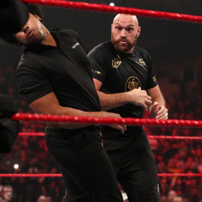 Неудержимый Тайсон Фьюри валит всех — яркие фото от WWE фото - Неудержимый Тайсон Фьюри валит всех — яркие фото от WWE