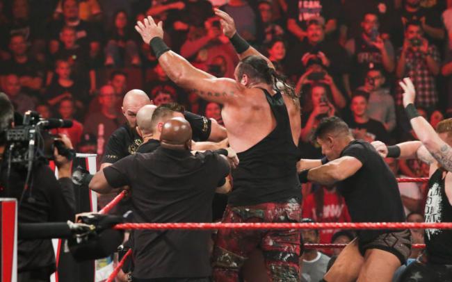 Неудержимый Тайсон Фьюри валит всех — яркие фото от WWE фото - Неудержимый Тайсон Фьюри валит всех — яркие фото от WWE