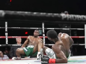 Двойной нокдаун в безумном бою Мартинеса и Джонса: зацените видео