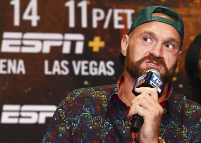 Тайсон Фьюри паясничает на фоне сувенирного титула от WBC: фото, видео фото - Тайсон Фьюри паясничает на фоне сувенирного титула от WBC: фото, видео