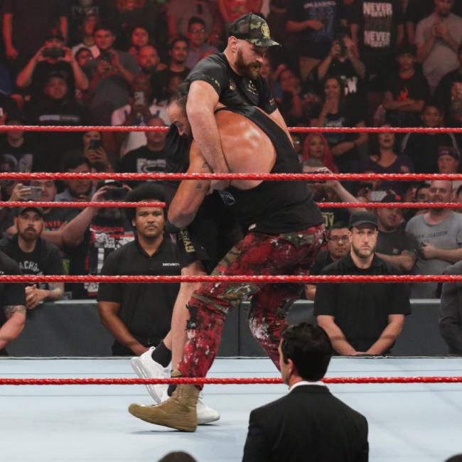 Неудержимый Тайсон Фьюри валит всех — яркие фото от WWE фото - Неудержимый Тайсон Фьюри валит всех — яркие фото от WWE
