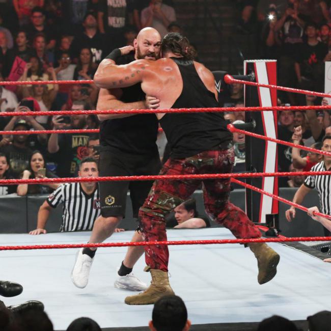 Неудержимый Тайсон Фьюри валит всех — яркие фото от WWE фото - Неудержимый Тайсон Фьюри валит всех — яркие фото от WWE