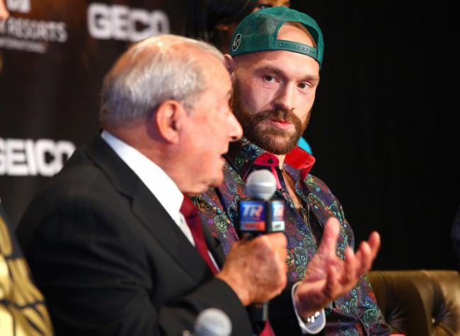 Тайсон Фьюри паясничает на фоне сувенирного титула от WBC: фото, видео фото - Тайсон Фьюри паясничает на фоне сувенирного титула от WBC: фото, видео