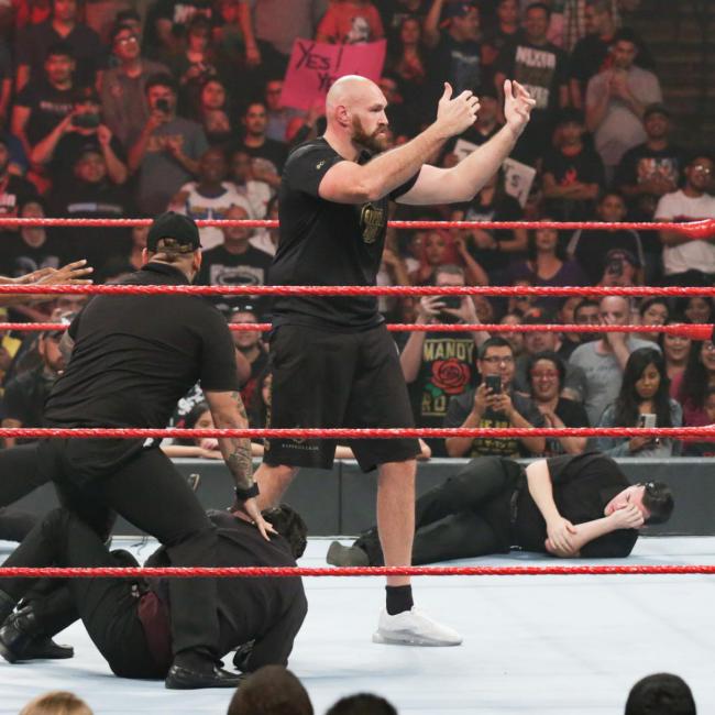 Неудержимый Тайсон Фьюри валит всех — яркие фото от WWE фото - Неудержимый Тайсон Фьюри валит всех — яркие фото от WWE
