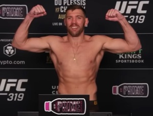 Взвешивание UFC 319: один бой сорван, у хедлайнеров порядок