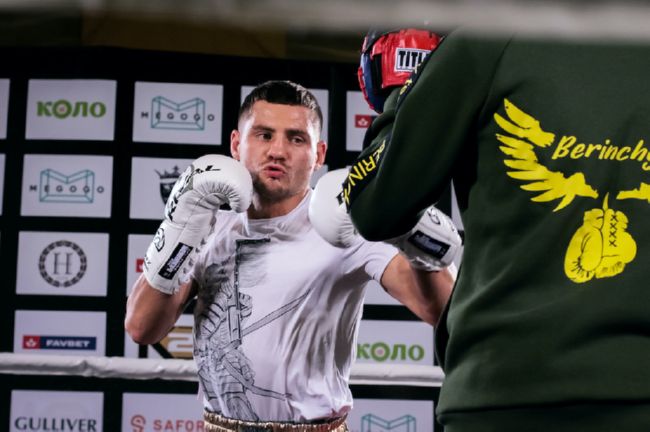 фото - Денис Беринчик и Виорел Симион провели открытую тренировку перед боем: фото