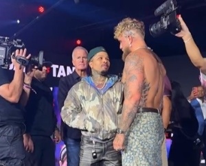 «Ходячий отброс, который потерял остатки разума». Пол обрушился с критикой на Дэвиса