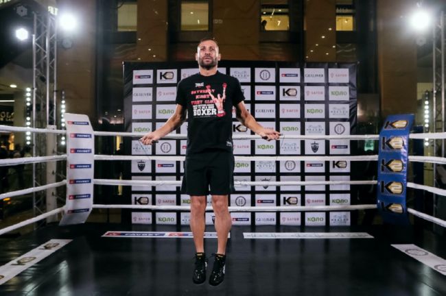 фото - Денис Беринчик и Виорел Симион провели открытую тренировку перед боем: фото