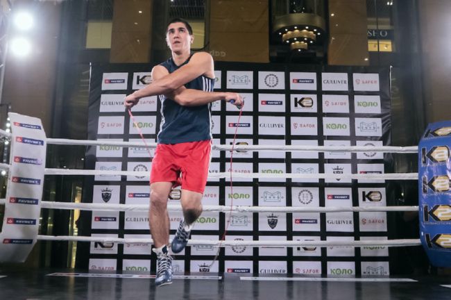 фото - Денис Беринчик и Виорел Симион провели открытую тренировку перед боем: фото