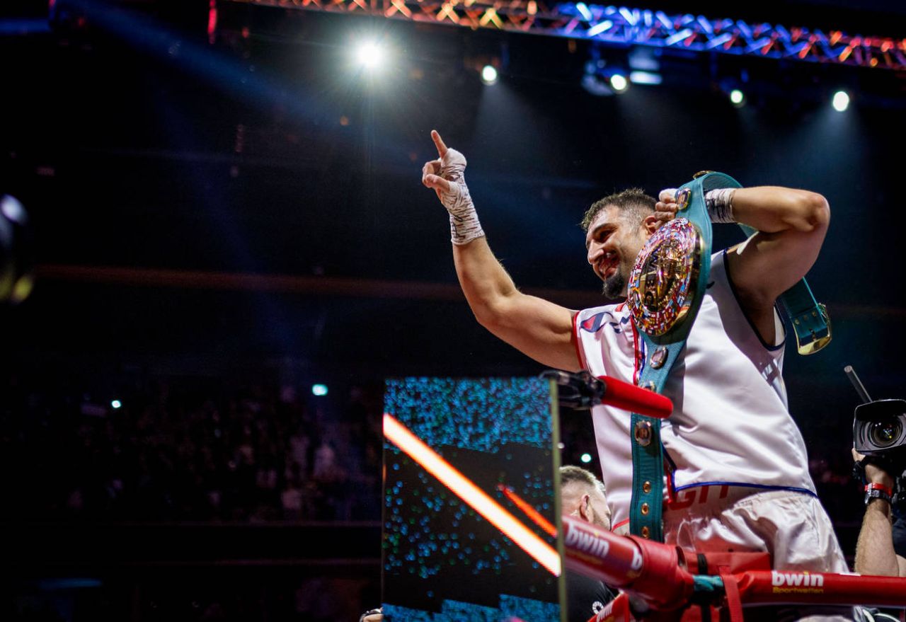 Дожидаться Усика или провести защиту полутитула? Уоррен о планах Кабайела.jpg