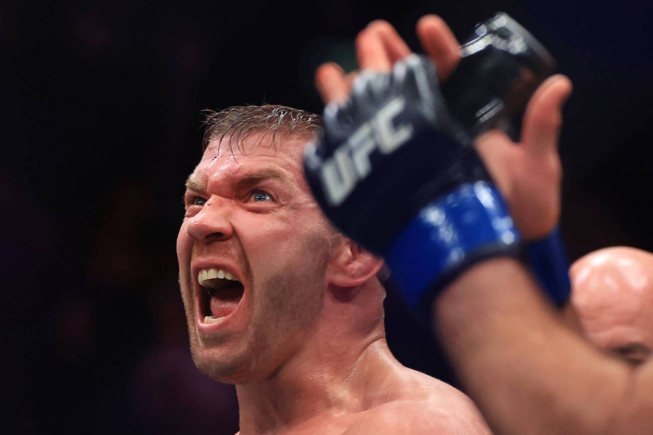 Дорогу осилит гребущий. UFC 319: Дрикус Дю Плесси – Хамзат Чимаев.jpg