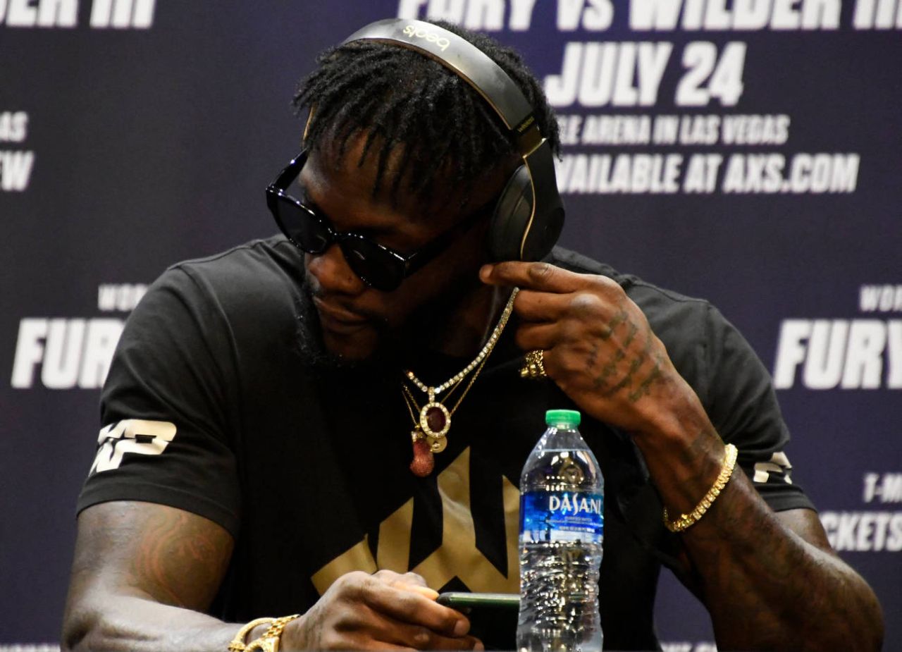 Александр Усик: между поясами и миллионами.jpg