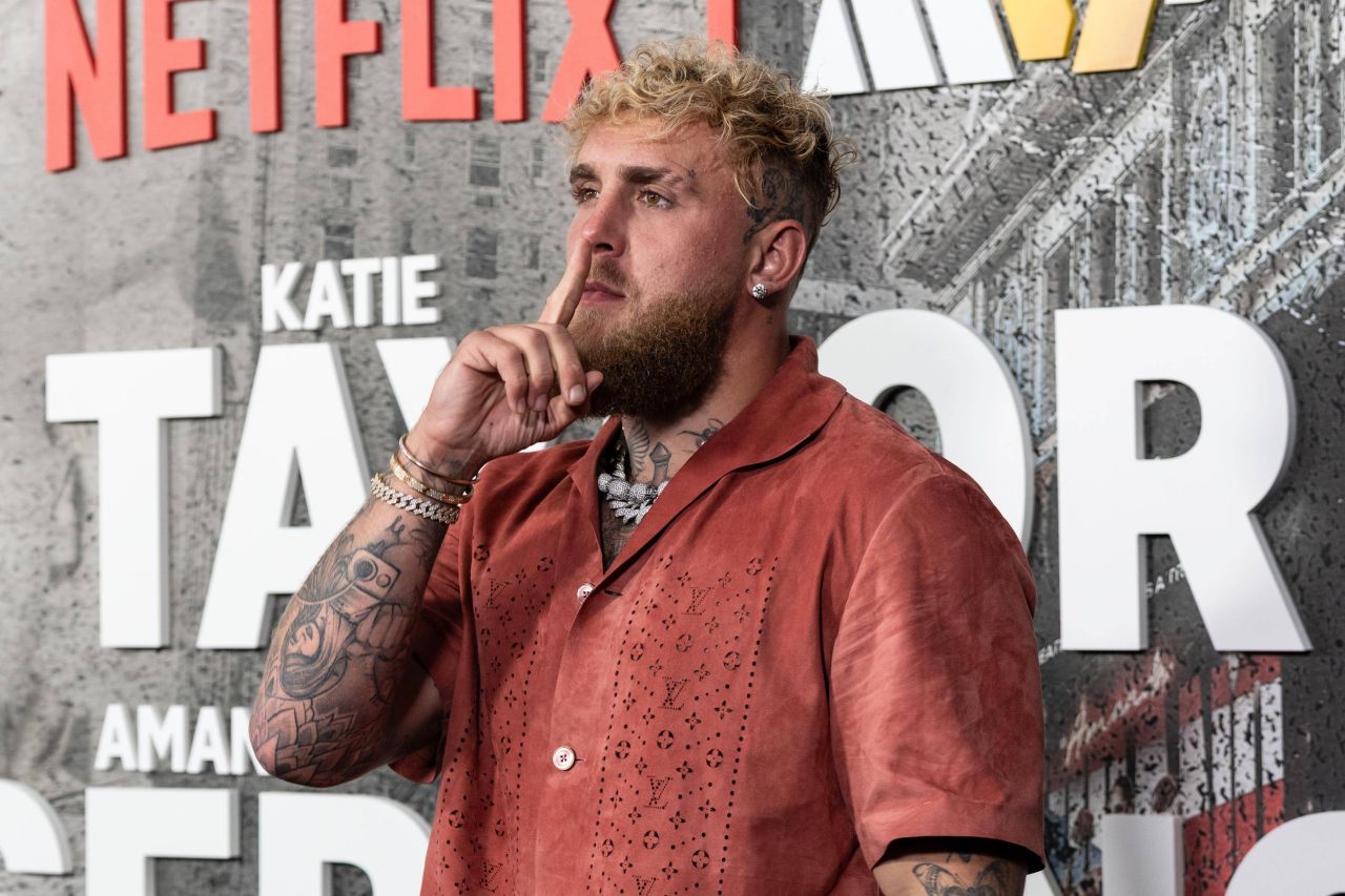 «Самый тупейший чувак в истории бокса!» Брэдли раскритиковал Пола и Дэвиса