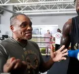 Новый тренер Уайлдера. Он начинал с Мейвезерами, сотрудничал с UFC
