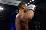 Экс-соперник Ломаченко и Лопеса извалял и удосрочил Мино: видео