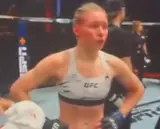 Видео: россиянка Дудакова ударила тренера по лицу после поражения на UFC Fight Night 249