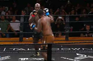 Экс-боец UFC тяжеловес Розенструйк взял чемпионский титул по грязному боксу: видео