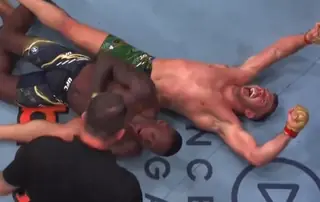 Дю Плесси засабмитил Адесанью в главном событии шоу UFC 305. Реакция ММА сообщества
