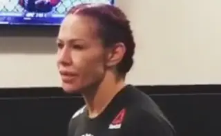 Легендарная экс-чемпионка UFC передумала выходить на пенсию