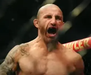 Волкановски побил Лопеса и вернул титул UFC