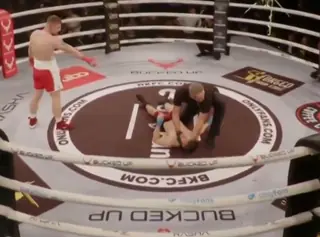 Дичь на BKFC 68: боец срубил оппонента и отметил это пивасиком с Макгрегором — видео
