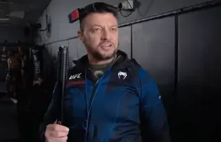 Дичь дня: тренер Дю Плесси использует электрошокер во время тренировок — видео