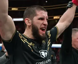 Махачев не оставил шансов Карнейро в главном событии UFC 311