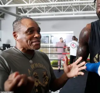 Новый тренер Уайлдера. Он начинал с Мейвезерами, сотрудничал с UFC