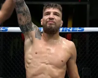 Амосов растерзал Альвареса на UFC 328