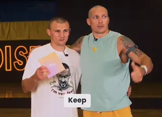 Александр Усик вручил $100 тысяч Александру Хижняку: видео