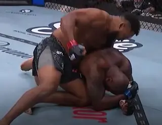 Кортес-Акоста забил грозного Льюиса на UFC 324