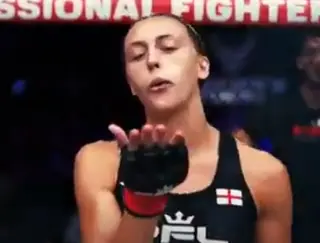 Дитчева разбила и сломала Сантос в финале PFL 2024: видео